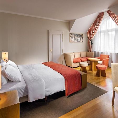 Mamaison Hotel Riverside Prague Exterior photo A room at the Hotel de France