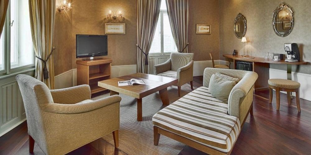 Mamaison Hotel Riverside Prague Exterior photo A suite at the hotel
