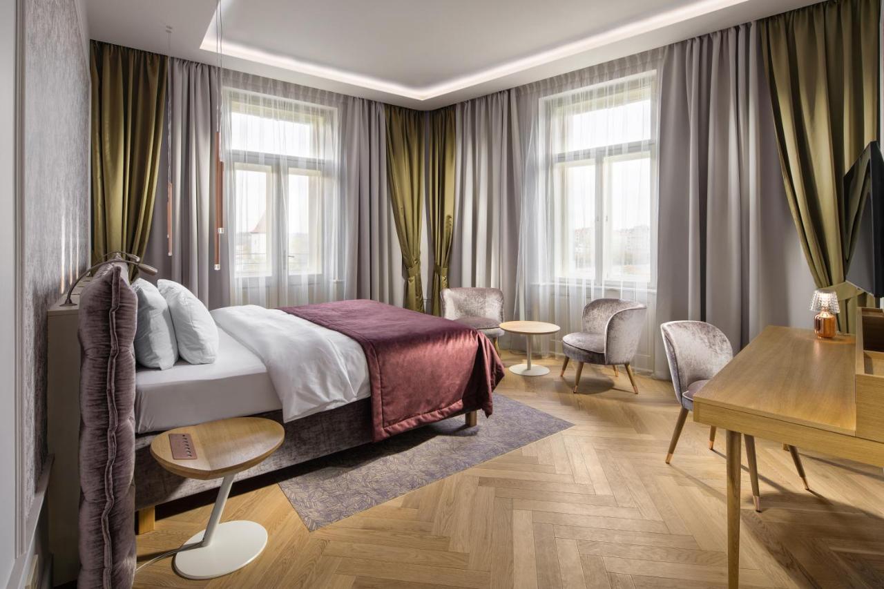 Mamaison Hotel Riverside Prague Exterior photo A room at the Hotel Axelmannstein