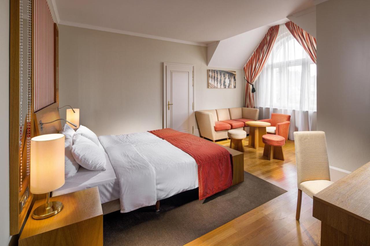 Mamaison Hotel Riverside Prague Exterior photo A room at the Hotel de France
