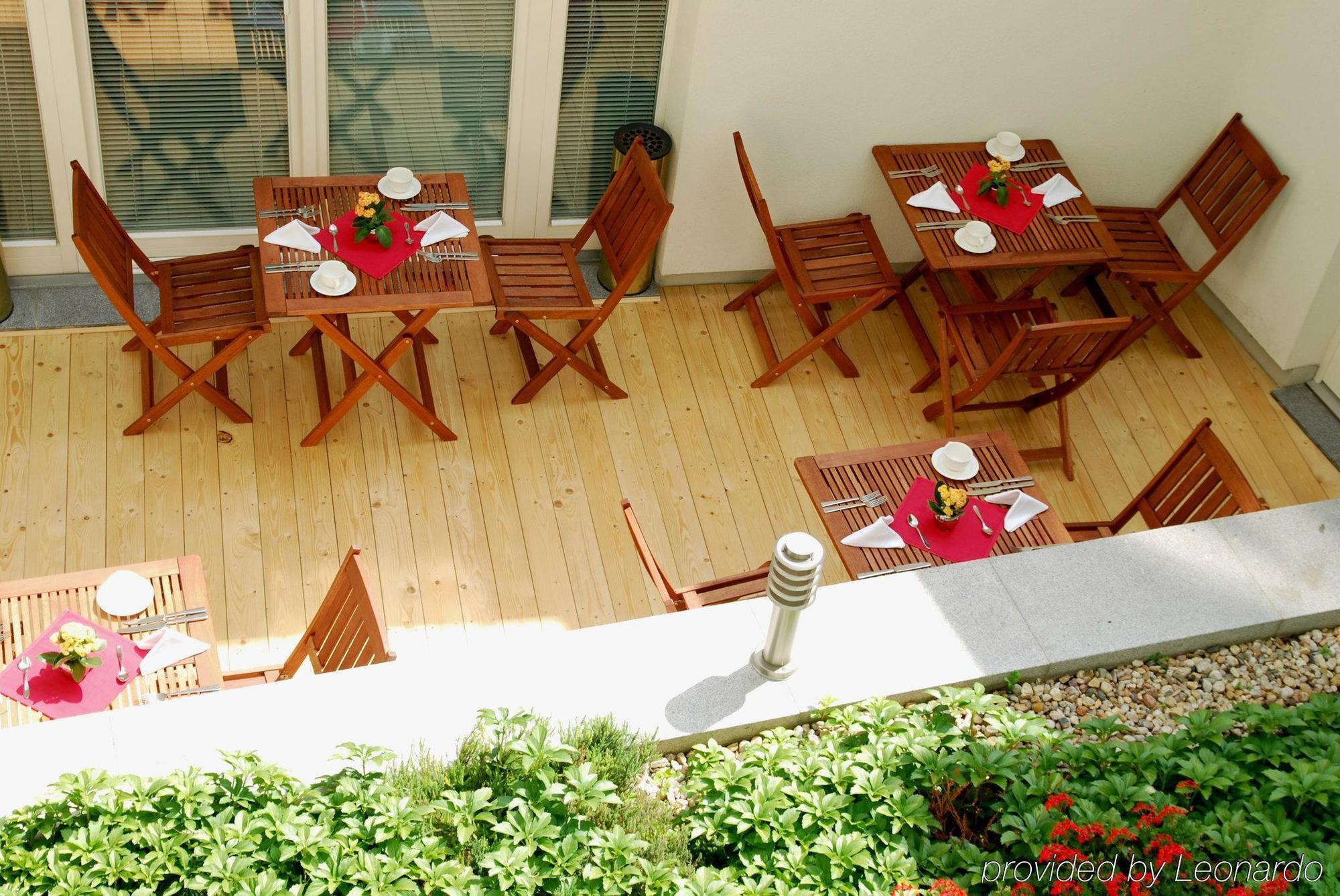 Mamaison Hotel Riverside Prague Restaurant photo A patio